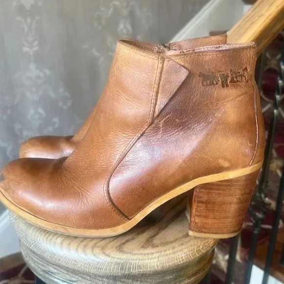 Levi’s ladies booties used good condition. Side zip. Side ze 10. Brown - Picture 14 of 15
